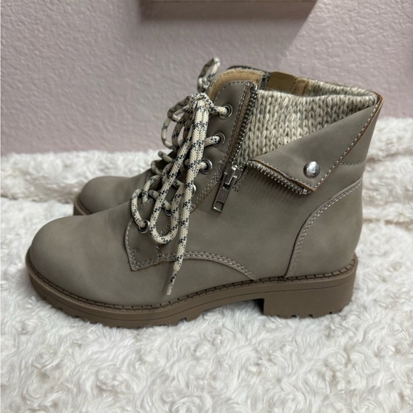 Girls Grayish/Beige Ankle Boots, sz 5.5 - Picture 2 of 7